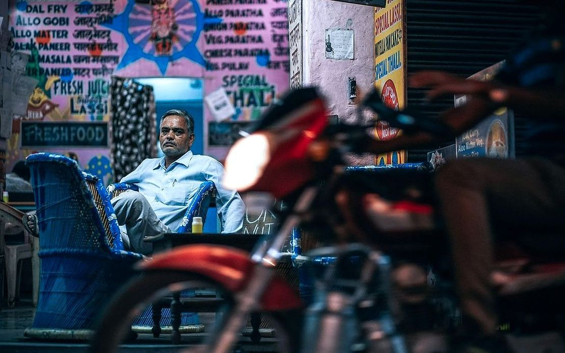 La fachada de BOX 600 en una esquina soleada con terraza